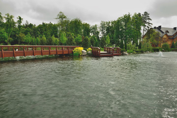 Хмурое утро на озере