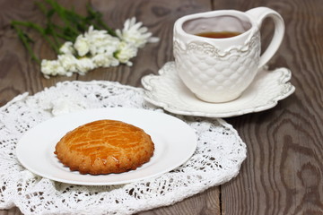 One cookie with tea