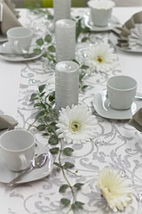 Tisch Dekoration mit Cafe Tassen in hellen Toenen gehalten