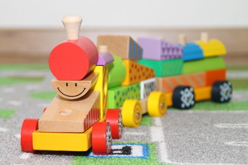 Naklejka premium Eine Holzeisenbahn mit Gesicht