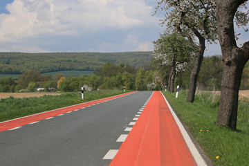 Radweg auf Landstraße