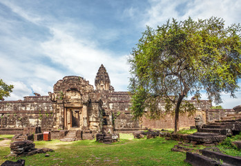 Fototapeta na wymiar Starożytna buddyjska świątynia Khmerów w Angkor Wat
