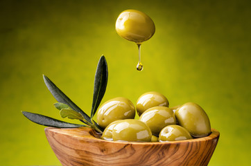 olive verdi con goccia di olio - 65005345