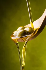 Fototapeten Olivenöl mit grünem Hintergrund © luigi giordano