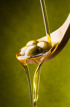 olio di oliva con sfondo verde