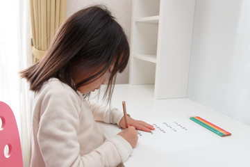 算数の勉強をする女の子