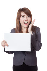 Naklejka premium Asian businesswoman surprise with a blank card