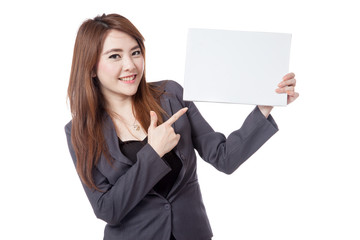 Naklejka premium Asian businesswoman point to a blank sign
