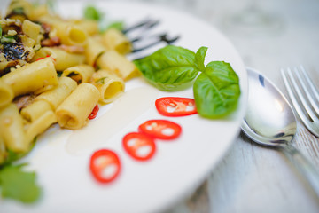 Makaron rurki (tubi) na rukoli, czosnek, oliwa, parmezan, bazyli