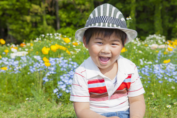 花畑の笑顔の子供