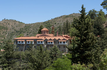 Вид на монастырь Богоматери Махераса в горах Тродоса. Кипр