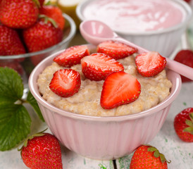 Oatmeal with strawberries