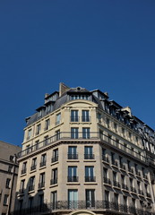 Fototapeta na wymiar Immeuble blanc ciel bleu