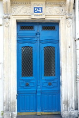 Porte bleue sur pierre blanche