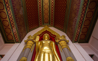 Obraz premium gold buddha temple in Thailand
