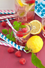 Hausgemachte Limonade mit Himbeeren