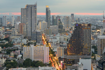 Obraz premium bangkok city in dust at business district