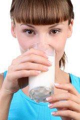 Девушка пьёт молоко