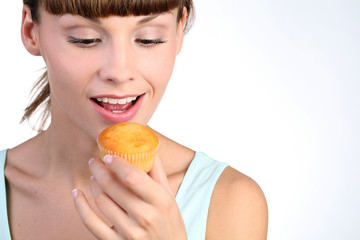 девушка кушает кекс