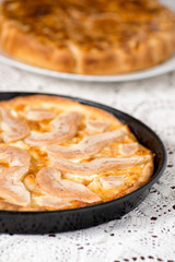 Pizza pere e brie nella teglia sul tagliere di legno