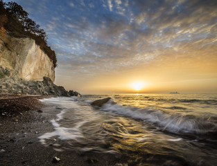 Złoty wschód słońca na Klifach Rugii © Mike Mareen