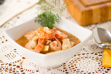 Zuppa di fagioli piattoni e code di gamberi