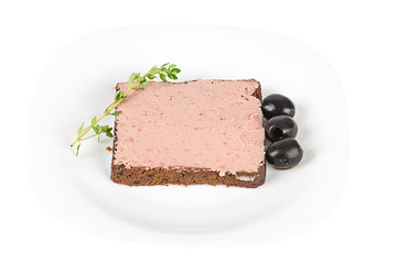 Бутерброд с паштетом на белом фоне