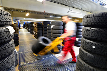 Reifenlagerung in Werkstatt // Warehouse with tires