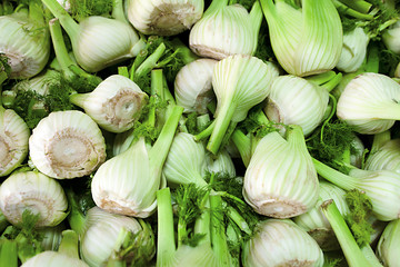 Fave biologiche nelle mani di una donna al mercato