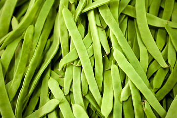 Fave biologiche nelle mani di una donna al mercato