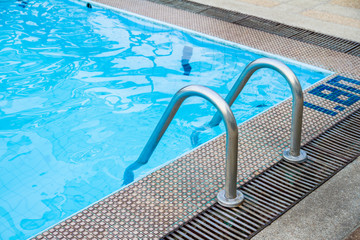 Obraz premium Ladder in swimming pool
