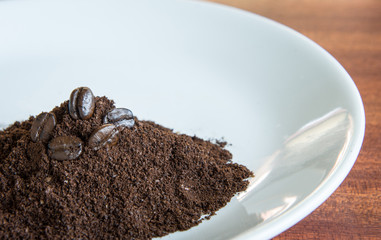 Coffee bean and coffee powder