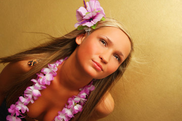 Naklejka premium Summer/hawai girl on gold background