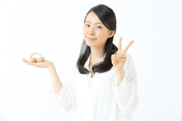 木の車・若い女性