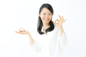 木の車・若い女性