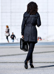 Obraz premium Young business woman walking on the city street