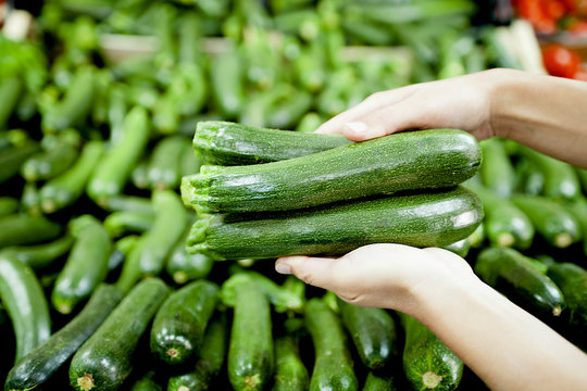 Zucchine verdi al mercato