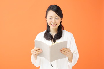 Naklejka premium 読書・若い女性