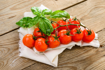 Pomodorini e basilico