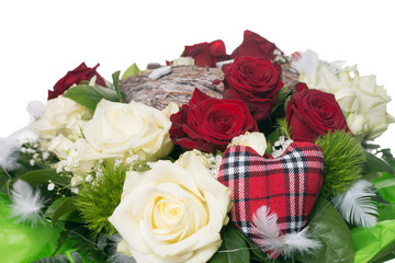 weiße und rote Rosen mit Stoffherz