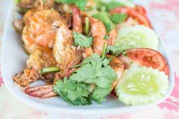 Stir-fried shrimp with garlic and pepper