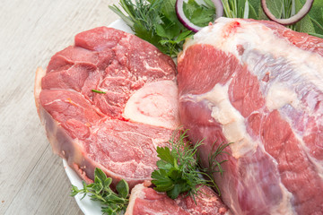 Tagli di carne bovina cruda appoggiati su un piatto