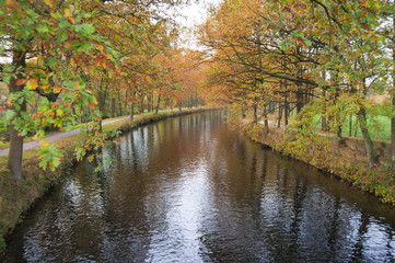 Fototapeta na wymiar canal in autumn