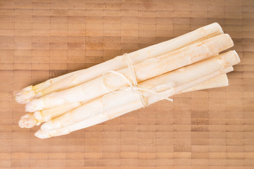 frischer Spargel auf einem Holzbrett
