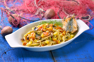spaghetti con alici e pane fritto