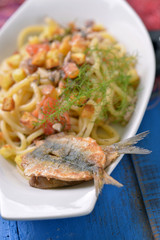spaghetti con alici e pane fritto