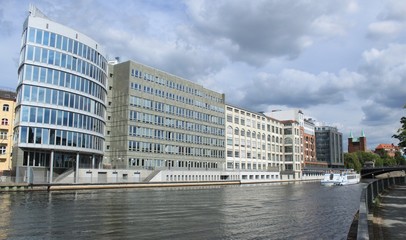 Obraz premium Spreeufer an der Gotzkowskybrücke in Berlin