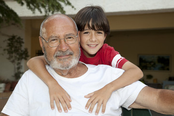Abuelo abrazado por su nieto