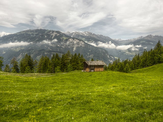 Fototapeta na wymiar Blockhaus im Gebirge in HDR
