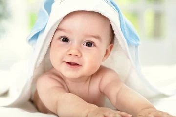 Fototapeten Smiling baby after shower © didesign